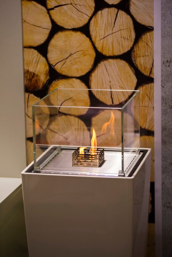 etanolkamin framför ved